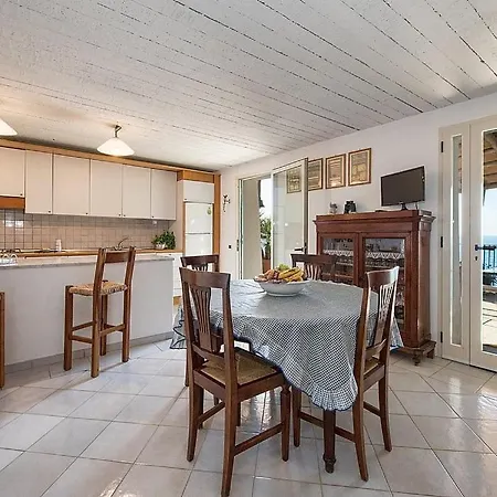 Sleeps 8 Pool Air Con Wifi